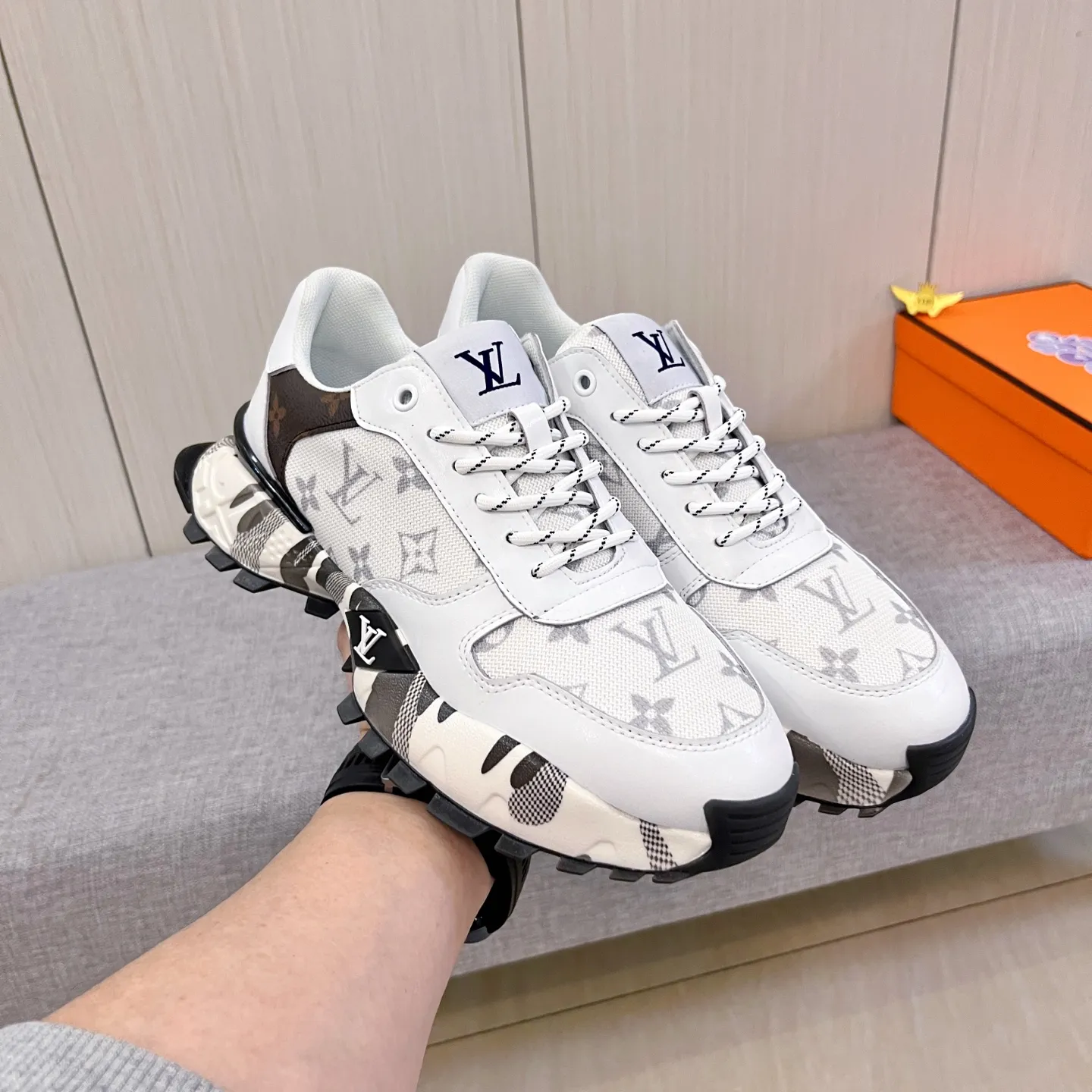 Men's shoes💰 460💰[LV]🔥Louis Vuitton, high-end men's shoes brand, official website 1:1 latest masterpiece: the upper is made of Italian imported first-layer cowhide with a comfortable and breathable lining➕original non-slip and wear-resistant outsole🔥, making walking more convenient and comfortable! An exclusive new model, a stunning work, a beautiful 1:1 replica [color] compared to the official quality! Create a fashionable personality to set off your uniqueness! A must-have for trendy men! Classic 🔥 Size: 38-44 Color: 🔥 2 colors available 🔥.